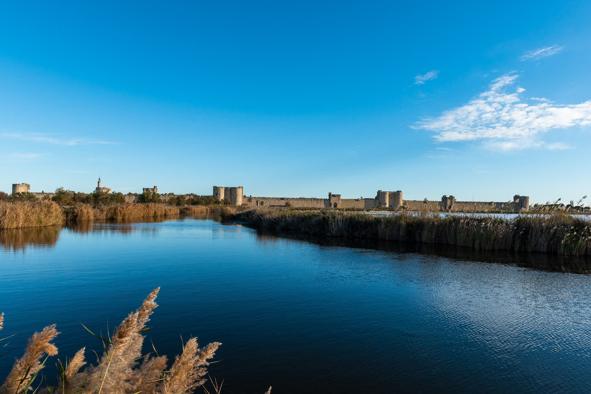 Remparts d'Aigues-Mortes depuis l'étang de la ville