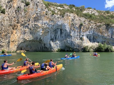 Canoe devant la falaise