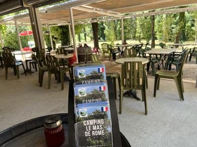Terrasse ombragée avec la documentation