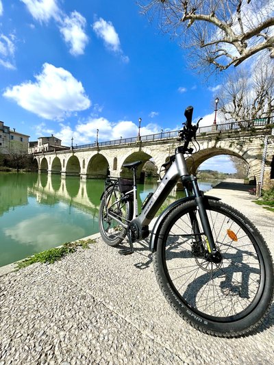 Vélo devant le pont romain de Sommières