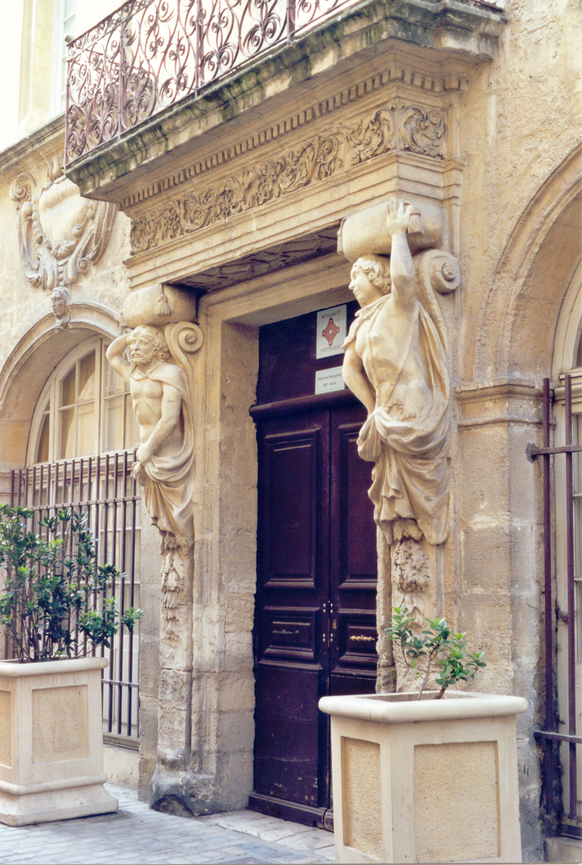 Entrée avec ses deux atlantes