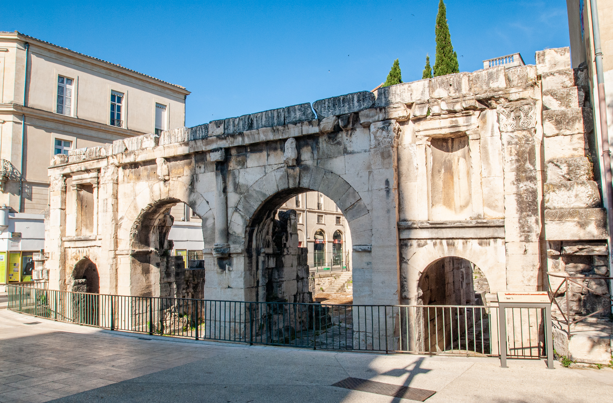 La porte Auguste Nîmes vue de face