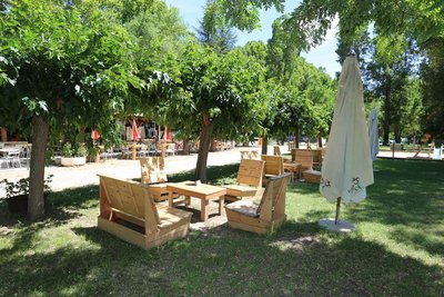 La Plage - Espace détente ombragé avec salon de jardin