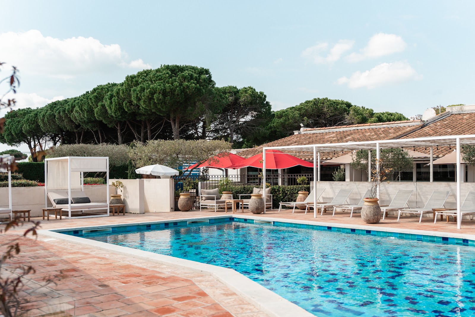 Grande piscine extérieure