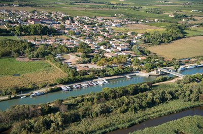 Vue aérienne de Gallician et son port de plaisance