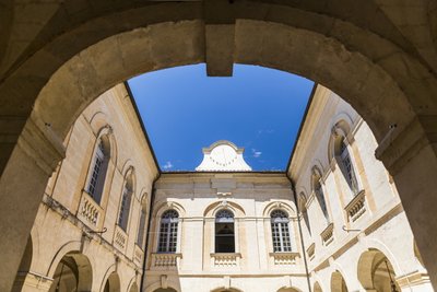 Cadran solaire dans la cour intérieur de la mairie Uzès