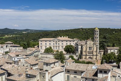 Ancien palais avec la cathédrale d'Uzès
