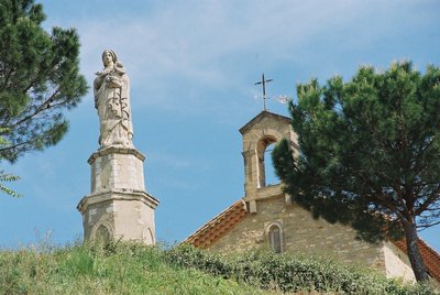 Vue de la chapelle des Pénitents Blancs et de la vierge à l'enfant