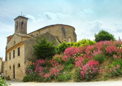 Eglise et ruelle du village du Garn