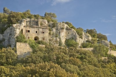 Ermitage et grotte de la Sainte Baume à Lirac au coeur des vignes