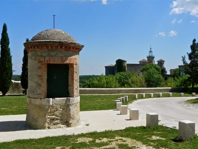 Puit de verger et rempart de Lussan, Plus beau village de France