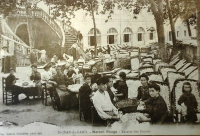 Fileuse devant Maison Rouge