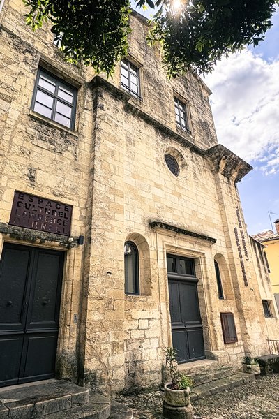 Façade et entrée de l'édifice