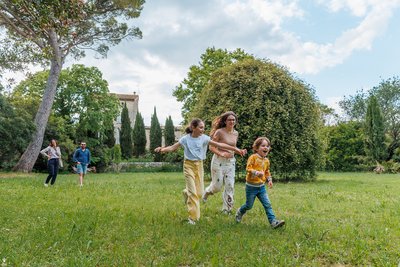 Famille dane le jardin
