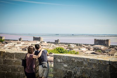 Couple admirant la vue depuis la tour de Constance - Tour et rempart d'Aigues-Mortes